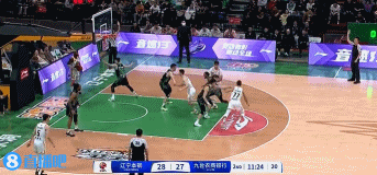 很激烈！賈昊籃下接發(fā)球順勢上籃打中 吉林反超遼寧